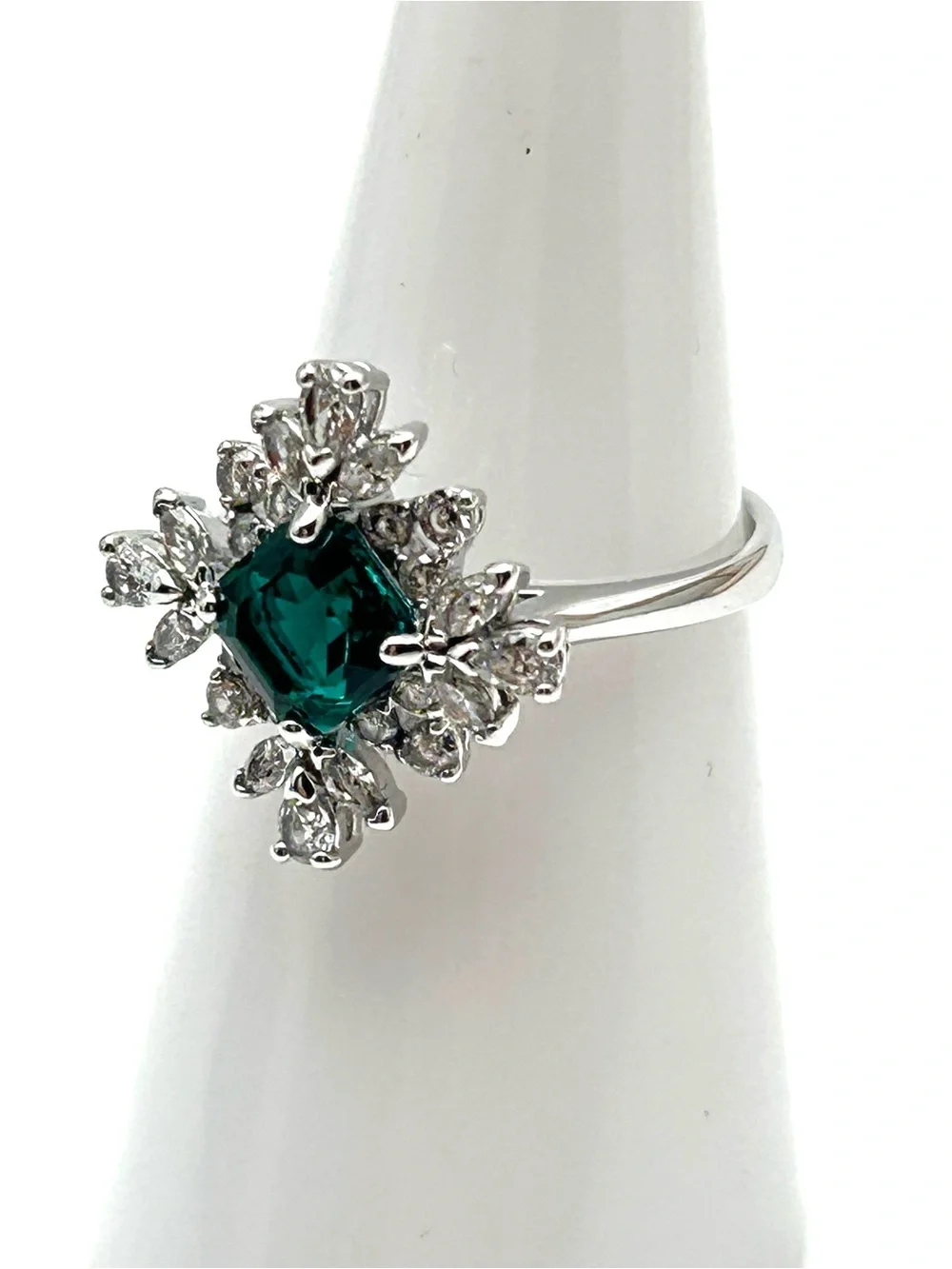 Swarovski Crystal Palace Emerald Green Ring 5.5 NWT
